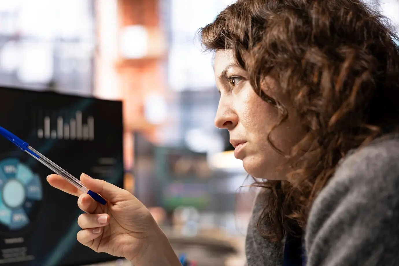 Студент проходит онлайн-обучение для карьерного и делового развития.