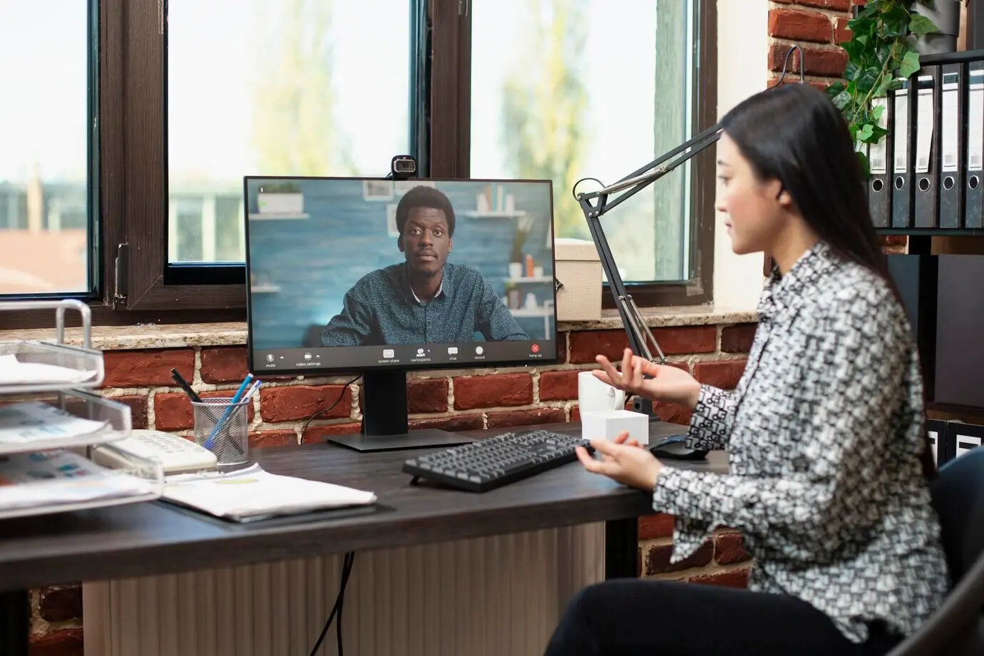 Женщина обсуждает онлайн с клиентом