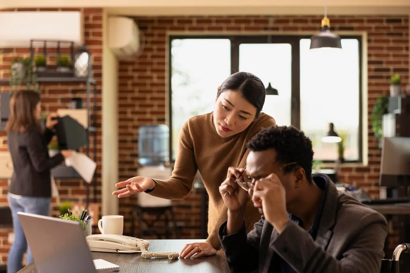 Пожалуйста, предоставьте исходный текст описания, которое нужно перефразировать на русском.