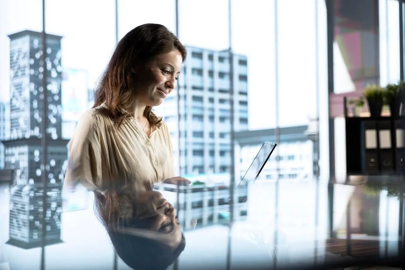 Предпринимательница занимается финансовым планированием и распределением бюджета.